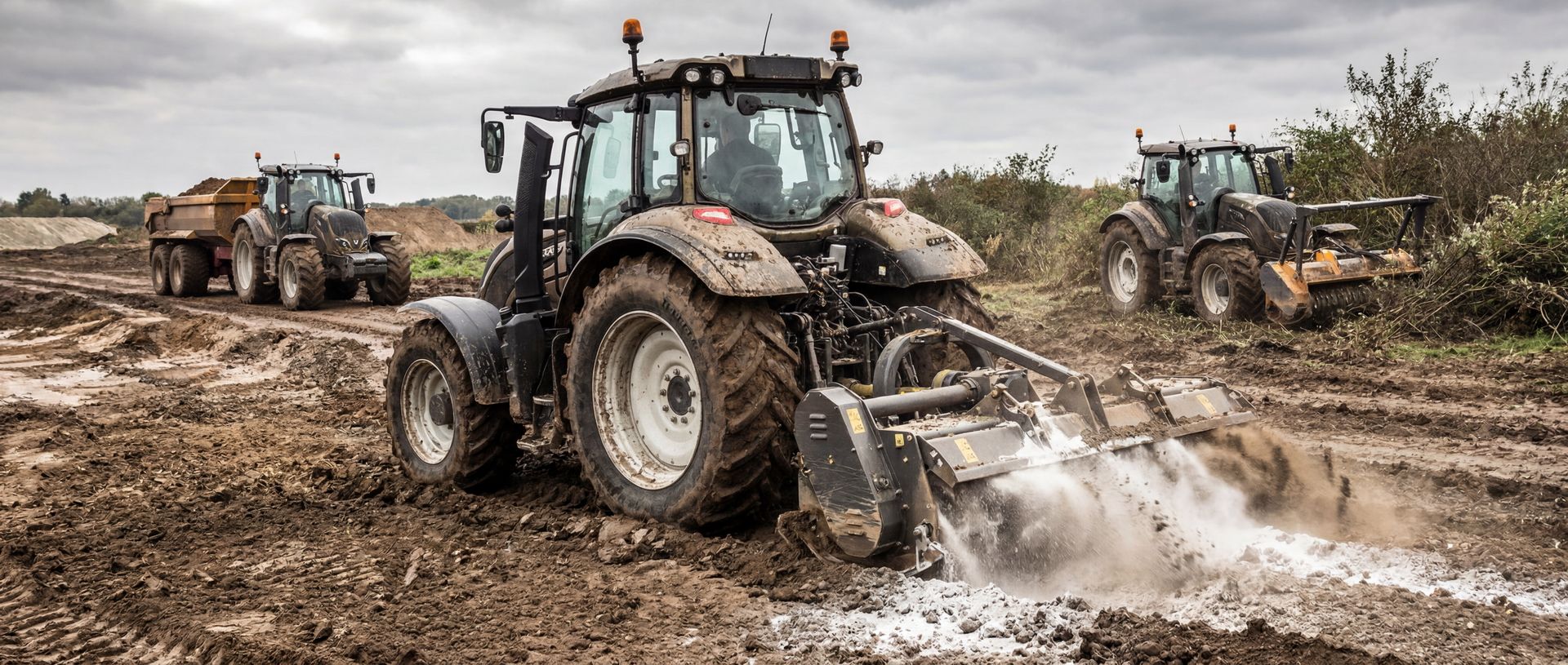 Traktor mit Anbaufräse stabilisiert den Boden, im Hintergrund weitere Traktoren im Einsatz.